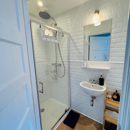 Stijlvolle Slaapkamers Met Privebadkamer In Concessiewijk, Op Steenworp Het *
